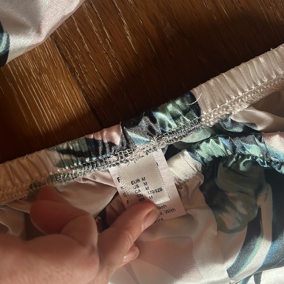 Cutest Pj medium tropical design short sleeve silky satin - Picture 7 of 10